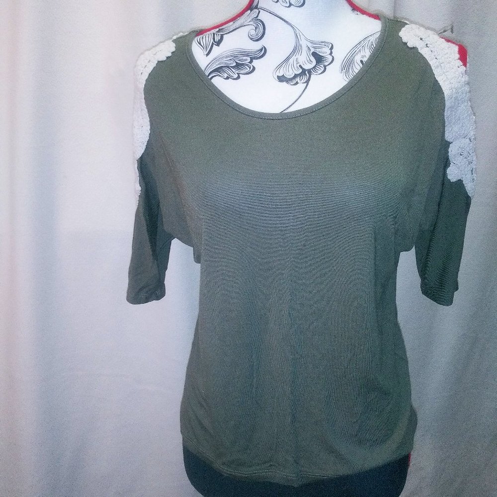 Open shoulder light weight top